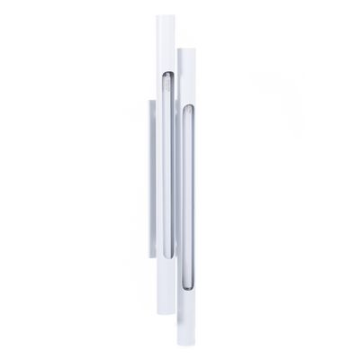 un gros plan sur une poignée de porte blanche sur un mur blanc