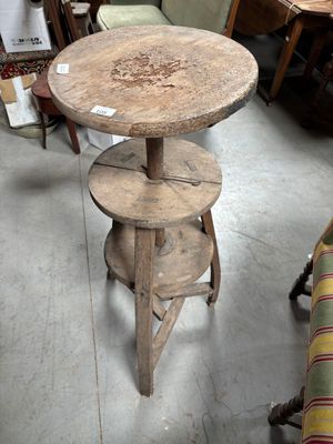 une petite table à trois étages dans une pièce