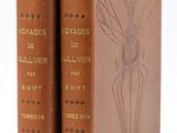 Ces deux livres sont en cuir marron et comportent un motif.