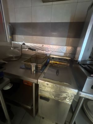 une cuisine équipée d'une cuisinière, d'un évier et d'un lave-vaisselle
