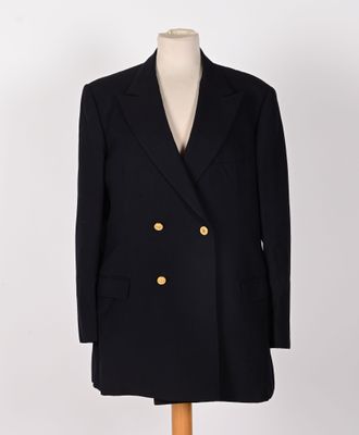 un manteau noir sur un mannequin sur fond blanc