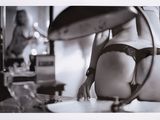 photographie en noir et blanc d'une femme en lingerie devant un miroir
