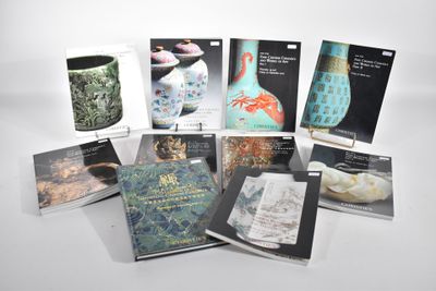 plusieurs livres sur une table blanche avec un fond blanc
