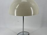 une photo d'une lampe de table blanche posée sur une surface blanche