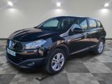 une Nissan QXV noire garée sur un sol à damier