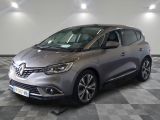 la voiture grise est garée sur un sol en damier dans le garage