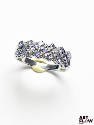 gros plan d'une bague en diamant sur fond blanc