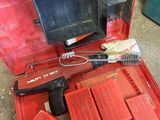 une caisse à outils rouge avec des outils sur le sol