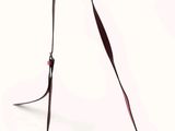 le petit sac rouge est posé sur une surface blanche