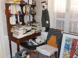 un bureau avec une chaise et une étagère dans le coin