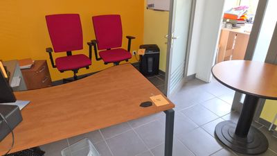 deux chaises rouges et une table dans une pièce