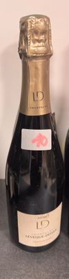 deux bouteilles de champagne posées l'une à côté de l'autre sur une table