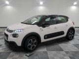 la citrole blanche est garee sur un carrelage en damier