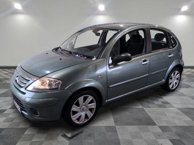 la photo d'une voiture garée dans un garage