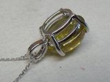 Pendentif en argent sterling et verre jaune, avec chaîne, sur fond blanc