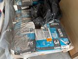 une pile de cartons et de sacs posée par terre près d'une porte