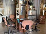 une pièce où se trouvent de nombreuses chaises et une table