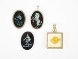 trois pendentifs de formes et de tailles différentes, sur lesquels figure l'image d'un homme à cheval
