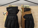 une paire de gants posée sur une table en bois