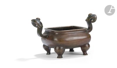 une image représentant un petit brûle-parfum en bronze sur fond blanc