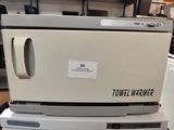un micro-ondes blanc posé sur une pile de cartons