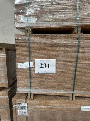 un grand nombre de boîtes empilées les unes sur les autres