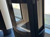 un poêle noir posé sur une table en bois