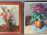 deux tableaux représentant des fleurs dans un vase et un vase de fleurs posé sur une table
