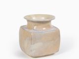 vase en céramique beige sur fond blanc, avec un fond blanc