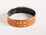 bracelet orné de fleurs orange et jaunes sur fond blanc