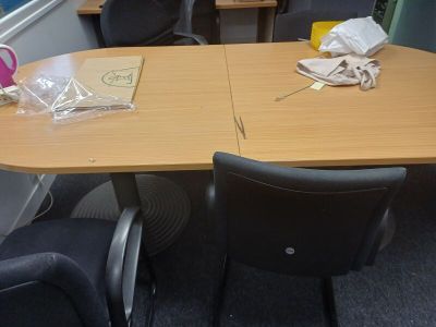 une table entourée de plusieurs chaises