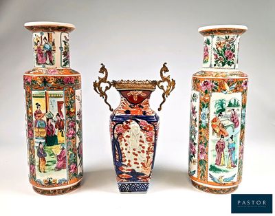 trois vases posés l'un à côté de l'autre sur une table
