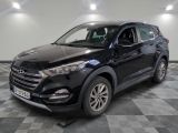 le 4x4 noir est garé dans le garage sur un sol en damier