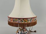 une image d'une lampe de table avec un abat-jour blanc