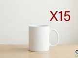 une tasse à café blanche posée sur une table, avec une fenêtre en arrière-plan