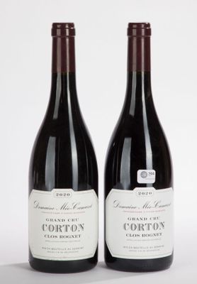 deux bouteilles de vin rouge posées l'une à côté de l'autre sur une surface blanche