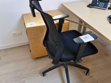 un bureau avec une chaise et un ordinateur portable dessus