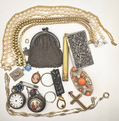 un assortiment de bijoux comprenant un chapeau, un collier, une montre, un porte-clés et d'autres articles