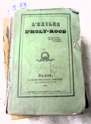 un vieux livre posé sur une table