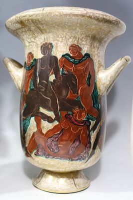 deux vases exposés sur une table