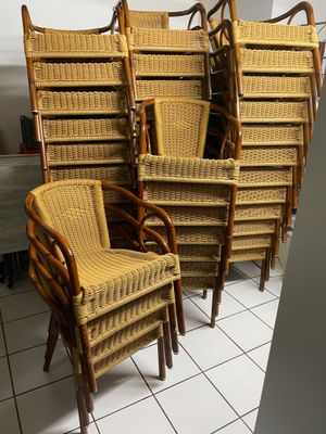 de nombreuses chaises en osier empilées les unes sur les autres