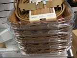 un panier en plastique rempli de différents types de câbles électriques