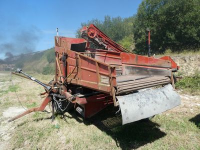 un camion rouge garé sur le bord de la route