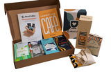 une boîte en carton contenant divers objets
