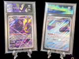 deux cartes Pokémon exposées dans un étui transparent