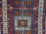 un tapis très ancien aux couleurs et motifs variés