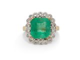 une bague en émeraude et diamant