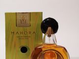 un flacon de parfum posé sur une table à côté d'une boîte