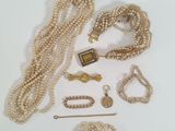 plusieurs bijoux, dont un collier, un bracelet et une broche