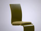 une image représentant une chaise verte avec une assise et un dossier marron